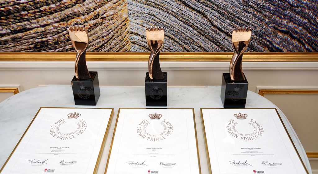 5 HRH Crown Prince Frederik International Business Awards Sculpture And Diploma