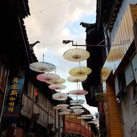 Kina Paraplyer Paa Gade